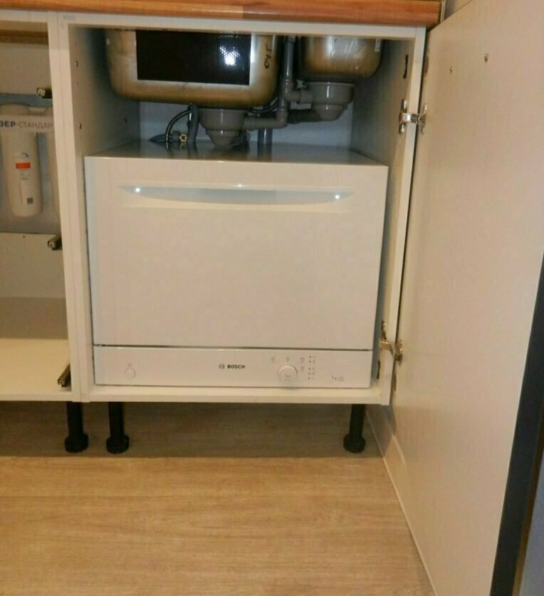 Установка  посудомоечной машины под раковину на кухне